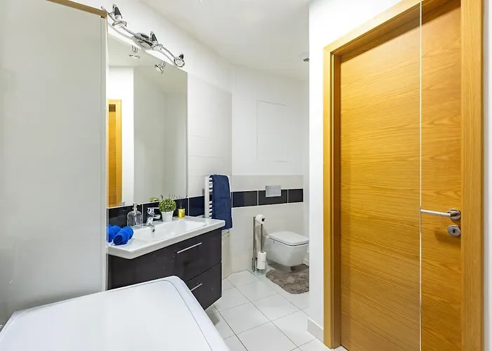 Panorama 1-Bedroom Apartment On Floor 13 With City View And Parking By Skyviews Apartmán