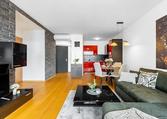 Panorama 1-Bedroom Apartment On Floor 13 With City View And Parking By Skyviews Bratysława